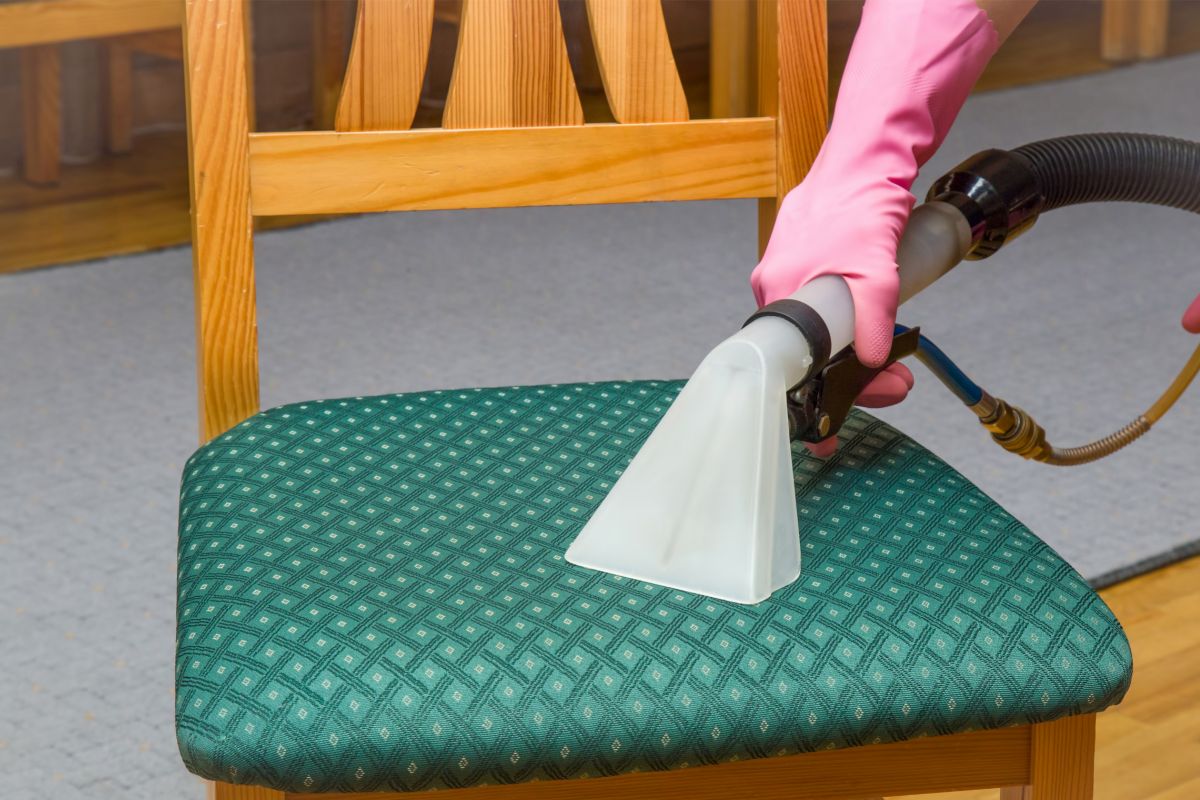 CZYSZCZENIE KRZESEŁ